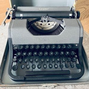1952 Vintage Underwood Leader Portable typewriter